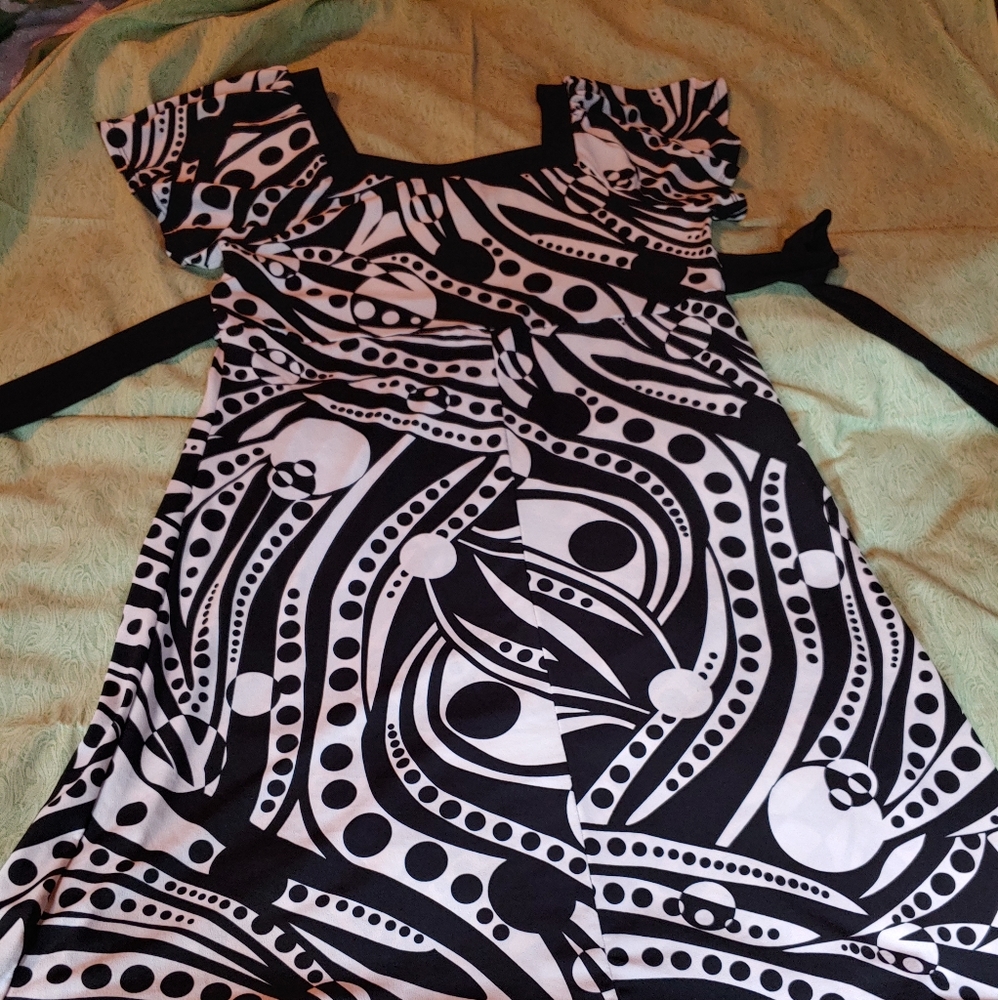 Girls black and white dress